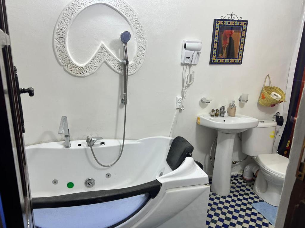 Un baño de Riad Dar Bahja - More Than a Stay