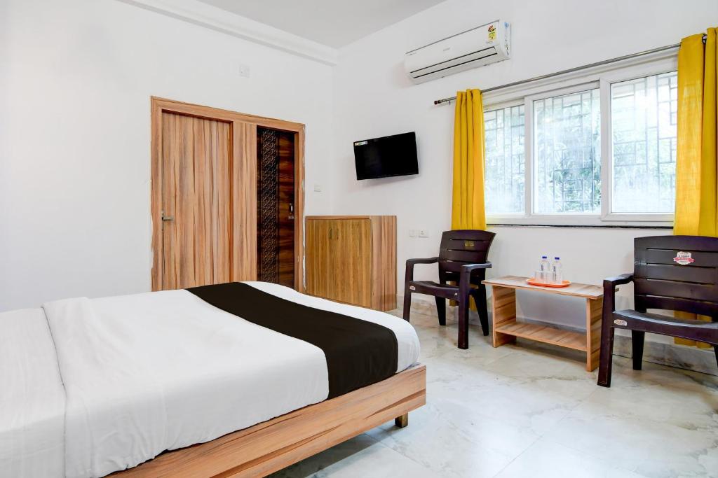 Postel nebo postele na pokoji v ubytování Hotel O Cosmopolis Bhubaneswar Formerly Luxury Stay