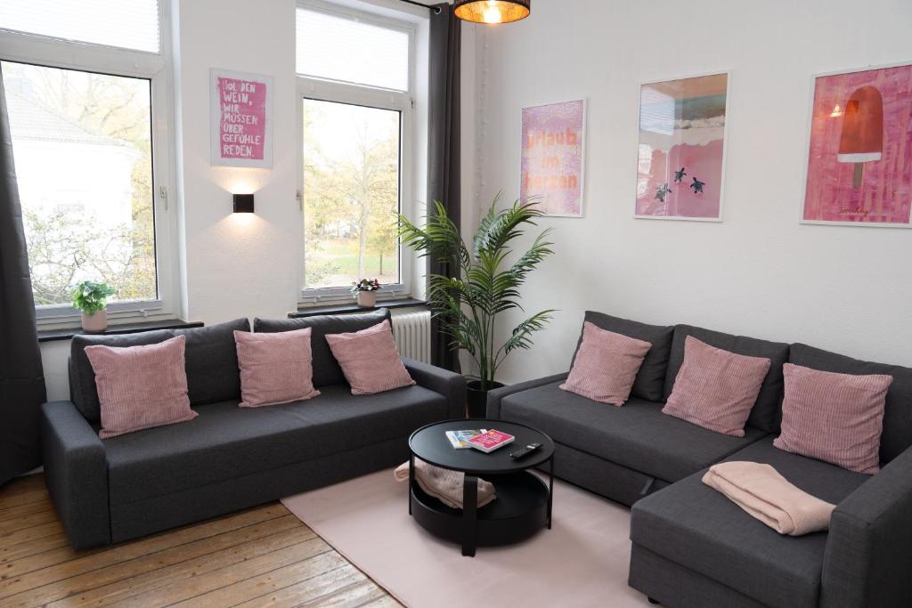 a living room with a couch and a table at Apartment Lebenslang - Nähe Weserstadion & Viertel in Bremen