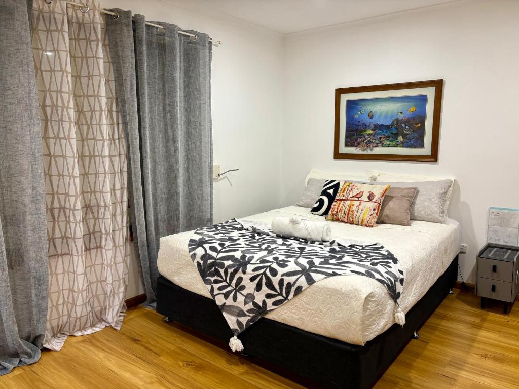 SmithfieldにあるGuest suite in Elizabeth Northのベッドと窓のある寝室