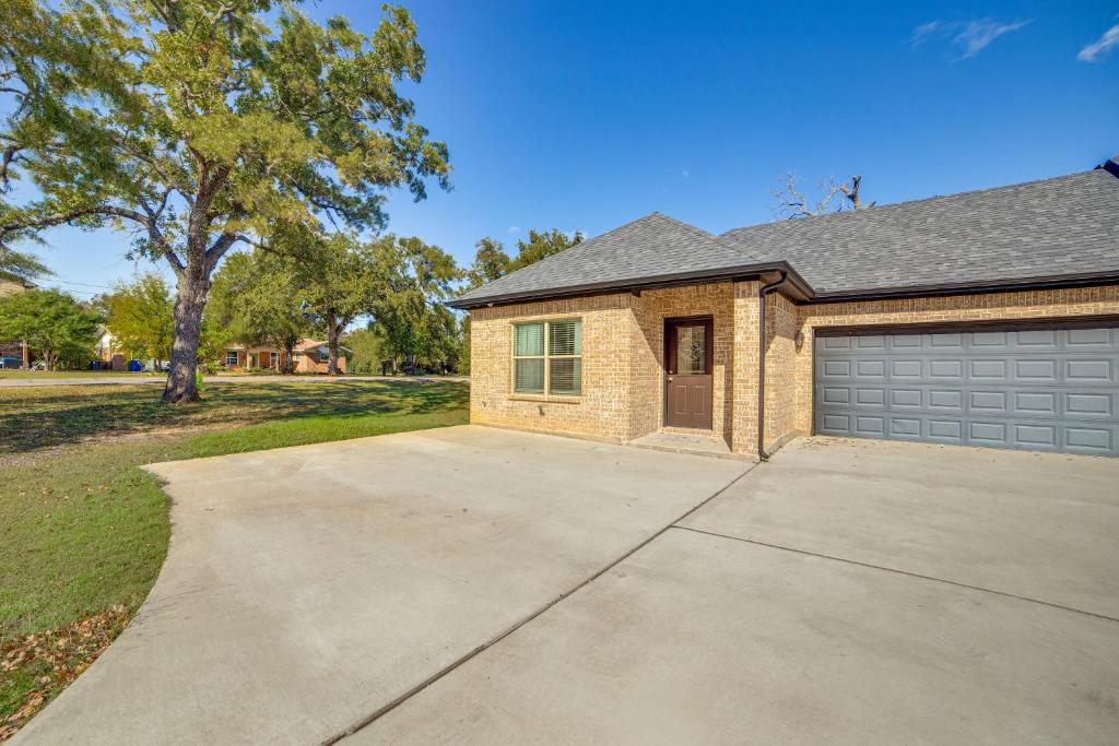 ein Haus mit Auffahrt und Garage in der Unterkunft Walk to Lake Lewisville and Park Pet-Friendly Apt in Oak Point