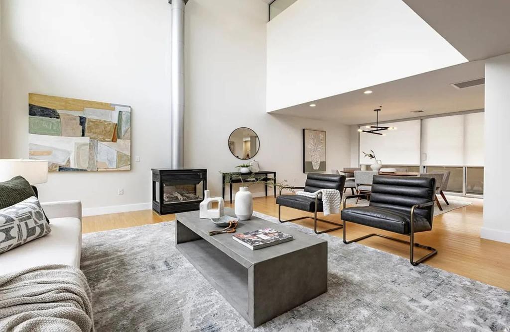 een woonkamer met een bank en stoelen en een open haard bij Calm Modern Retreat in the Heart of Salt Lake City in American Towers Condominium