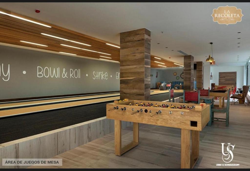 a game table in a lobby with a bowling alley at Habitación en Quito in Quito