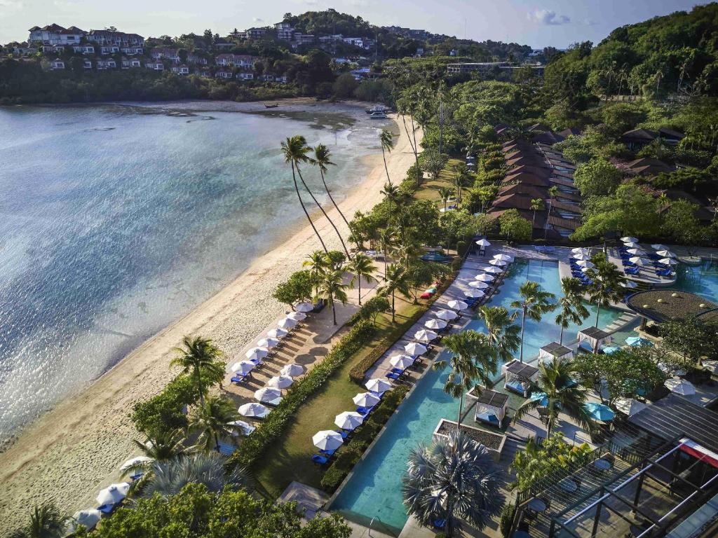 een luchtfoto van een resort met strand bij Pullman Phuket Panwa Beach Resort in Panwa Beach