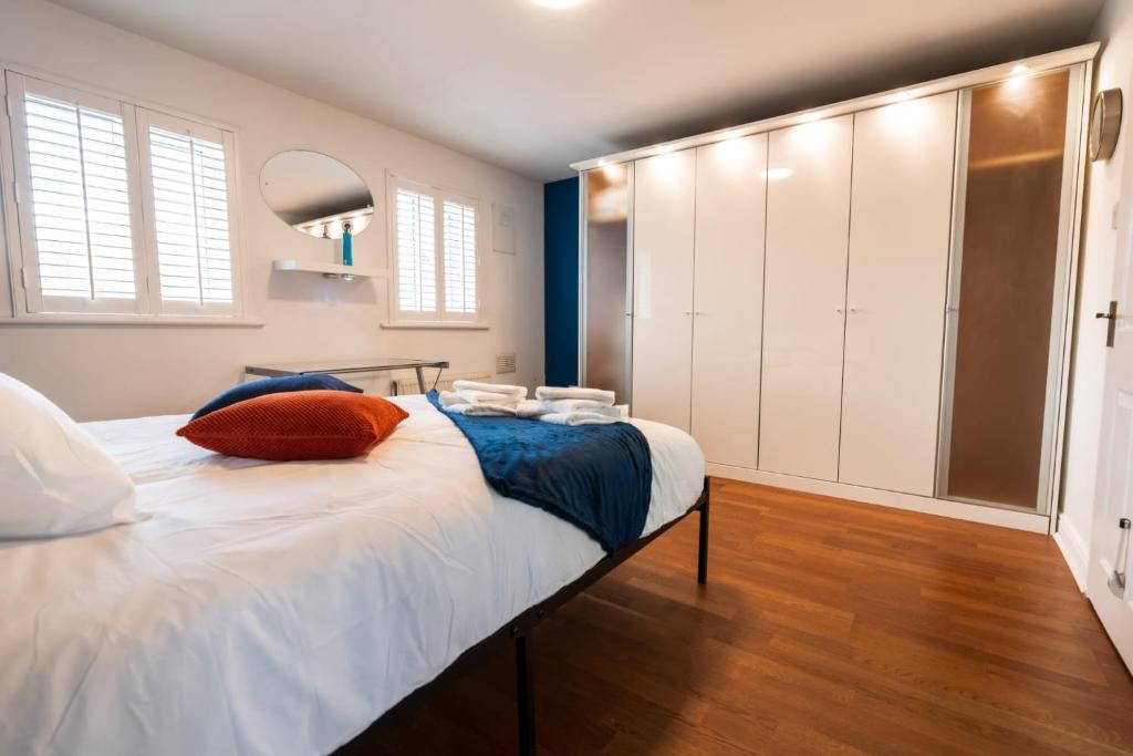 Ένα ή περισσότερα κρεβάτια σε δωμάτιο στο Business Ready-Corporate Stays-Contractors-Long term-Excel-Canary Wharf-Bank-Free parking
