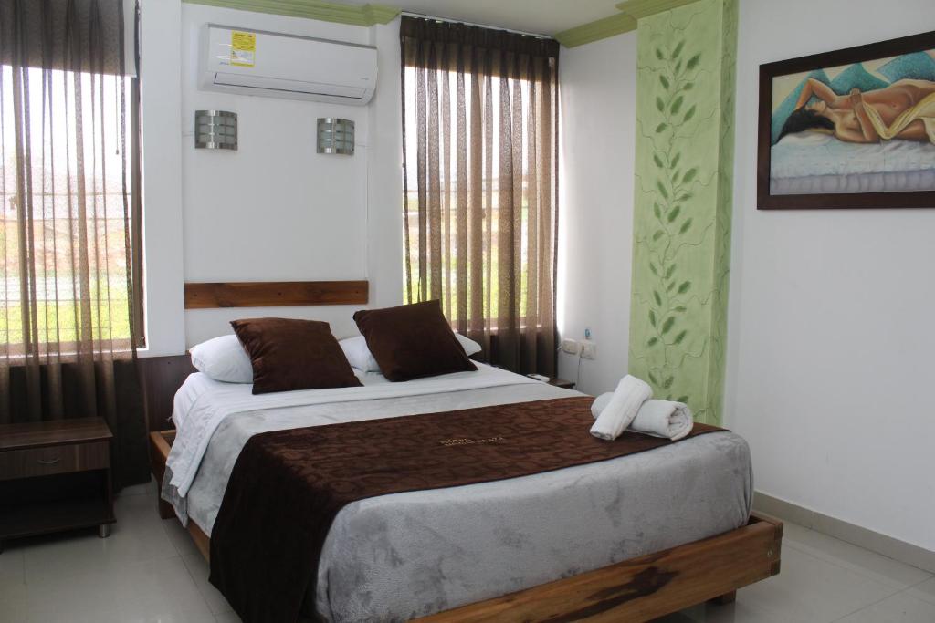 a bedroom with a large bed in a room at HOTEL NOGAL PLAZA in La Virginia