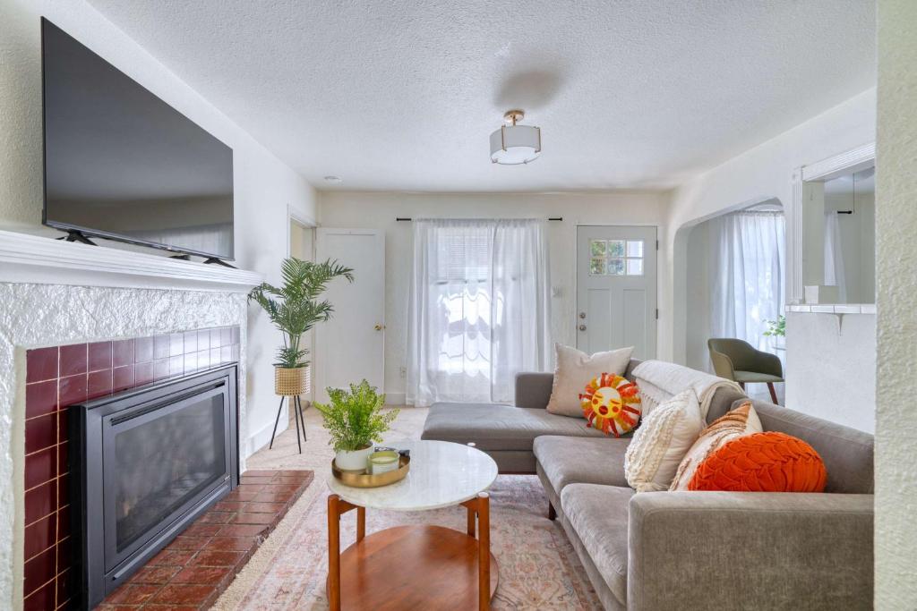 een woonkamer met een bank en een open haard bij The Reed Hideaway - Cozy 1BR & Private Yard in Woodstock