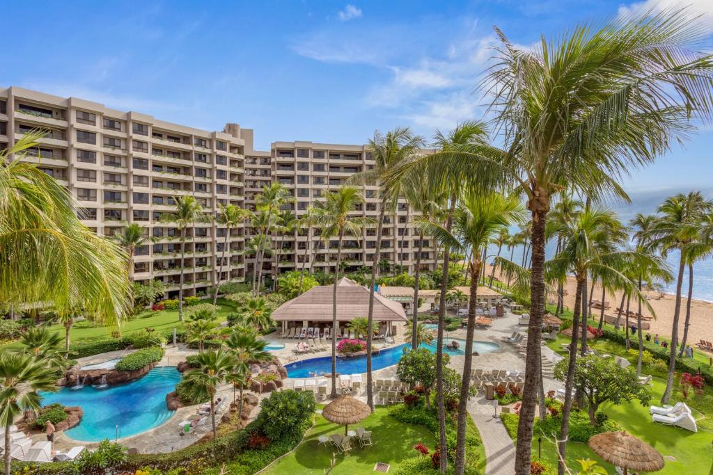 eine Luftaufnahme eines Resorts mit Pool und Palmen in der Unterkunft Kaanapali Alii 2 Bedroom Oceanfront in Hyatt Regency Maui Hotel Heliport