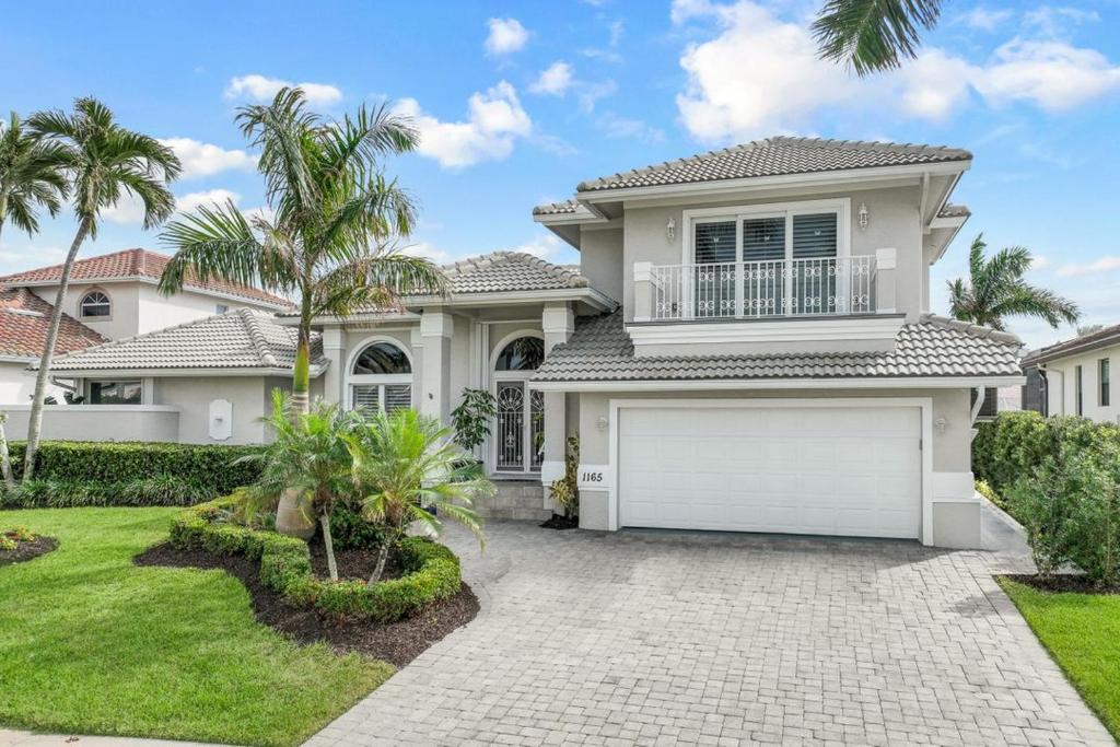 Κήπος έξω από το Charming 4 Bed Waterfront Escape w/ Pool and Dock