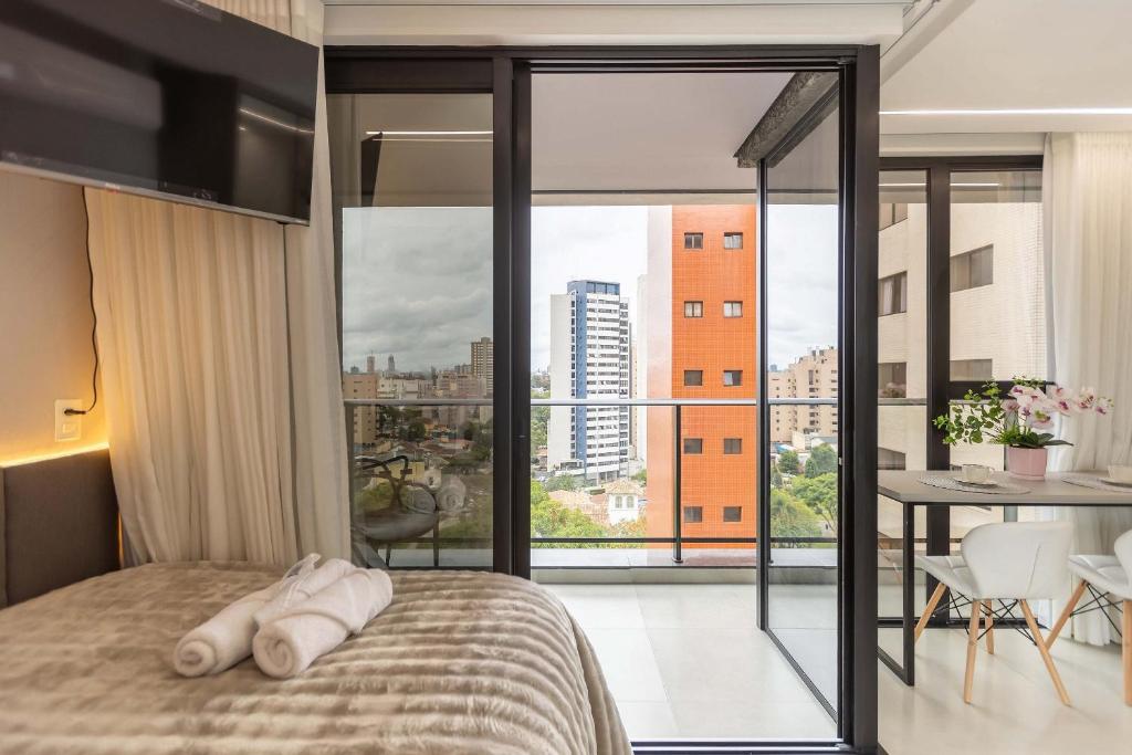 Ένα ή περισσότερα κρεβάτια σε δωμάτιο στο Varanda panorâmica | Suíte Comfort Batel