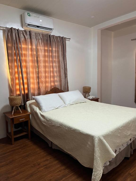 ein Schlafzimmer mit einem Bett und ein Fenster mit einer Heizung in der Unterkunft Northern Belle guesthouse in San Fernando