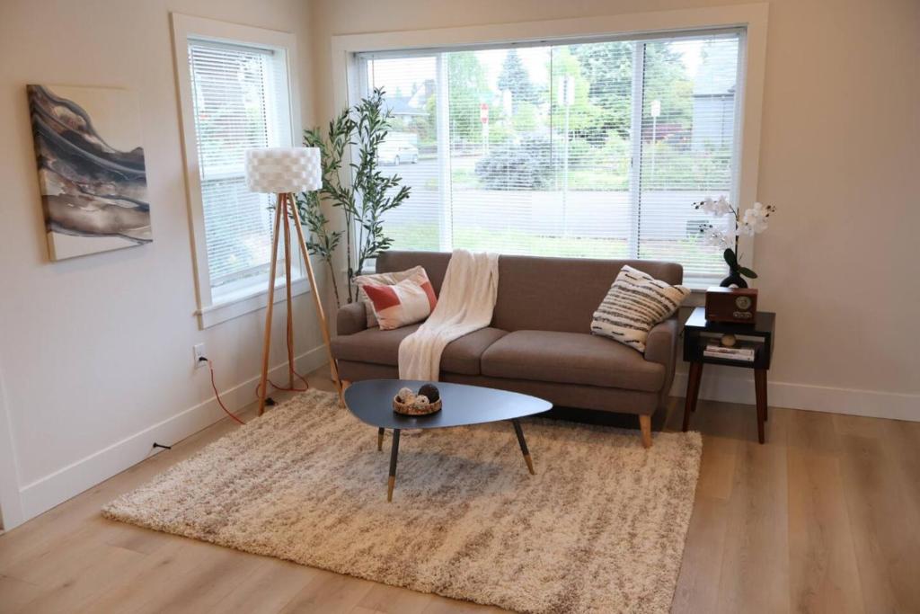 Posezení v ubytování Quite And Cozy Retreat In Vanocuver Downtown