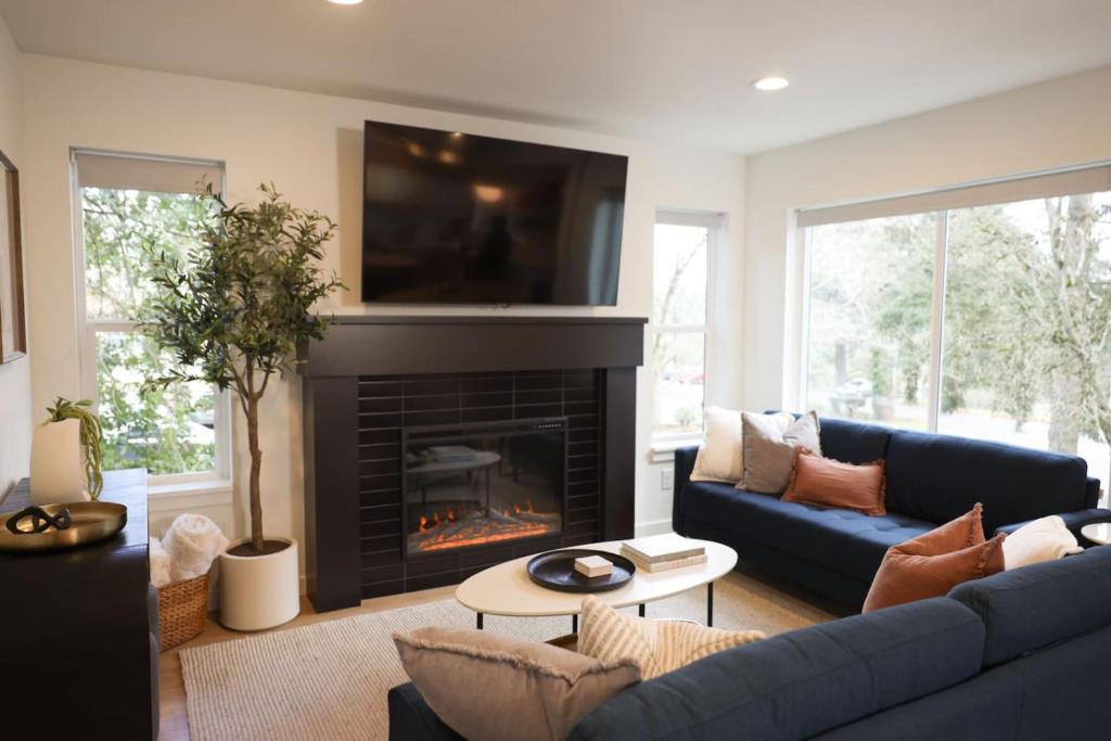 TV a/nebo společenská místnost v ubytování Newly Remodeled Luxury Home With Fireplace In Downtown