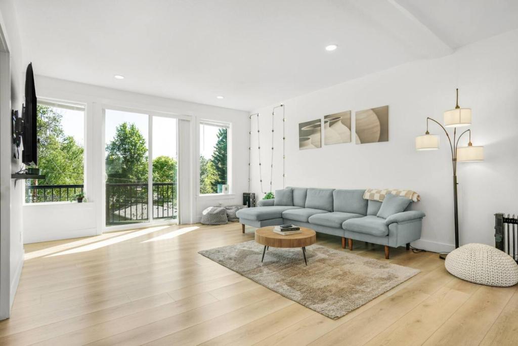 Posezení v ubytování Beautiful Home with Full Kitchen, Balcony, and Centrally Located