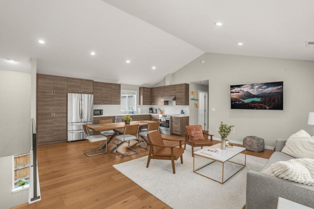 HazelwoodにあるModern Scandinavian Home, Near PDX and Downtownのテーブルと椅子のあるキッチンとリビングルーム