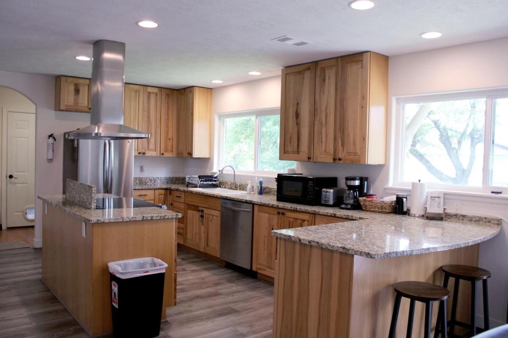 eine Küche mit Holzschränken und Granitarbeitsflächen in der Unterkunft Walk to beach Galveston Getaway in Galveston