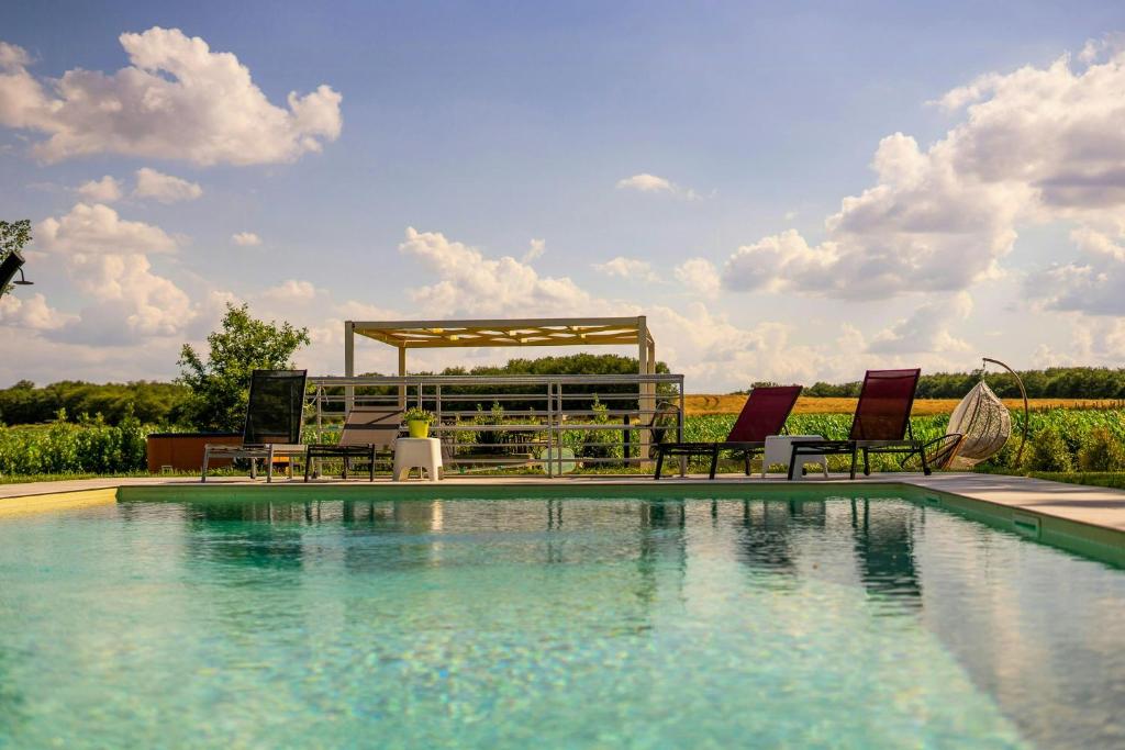 Bazén v ubytování Private Villa With Pool On Cortona Vineyards nebo v jeho okolí