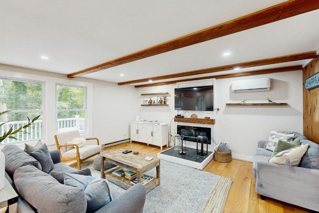 Una sala de estar con un sofá y una chimenea. en Mitchell Manor MV, en Vineyard Haven