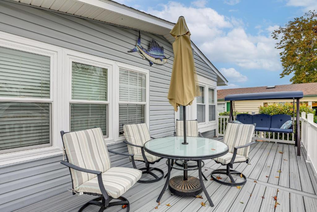 Un patio con una mesa y sillas y una sombrilla. en Walk to Beach! Surfside Beach Family Bungalow, en Myrtle Beach