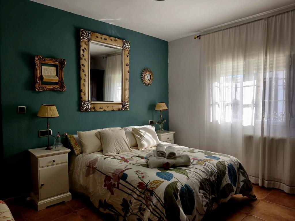 GuadajiraにあるVilla La Luna CHALET COMPLETOのテディベアのベッドがある寝室