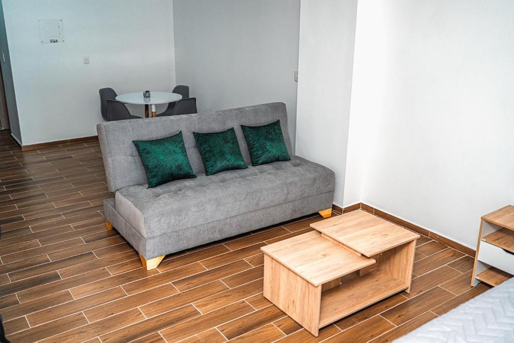 Istumisnurk majutusasutuses Modern studio apartment with AC and secure parking