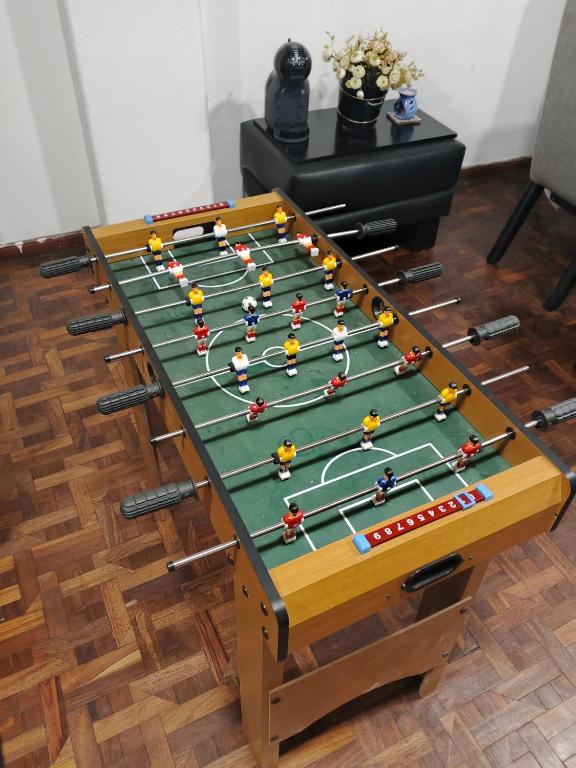 einem Tischfußballtisch mit Durchschnittswerten für in der Unterkunft Amplio departamento para 10 personas in Cuenca
