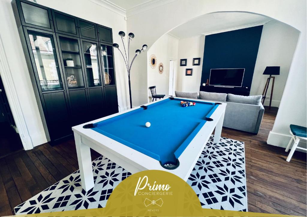 TV a/nebo společenská místnost v ubytování "Le Général" Appartement prestige proche gare, haut-de-gamme, avec billard et parking privé, by PRIMO C0NCIERGERIE