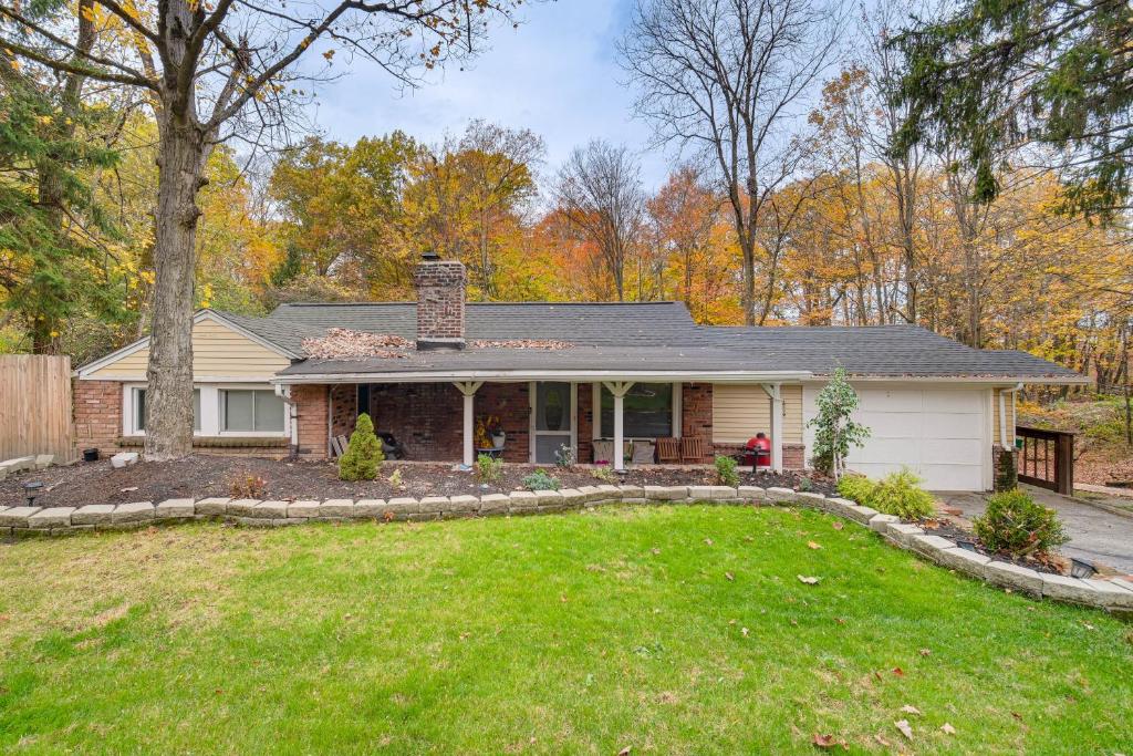 Easy Cleveland Access Quiet Suburb Stay with Yard Oakwood (оновлені