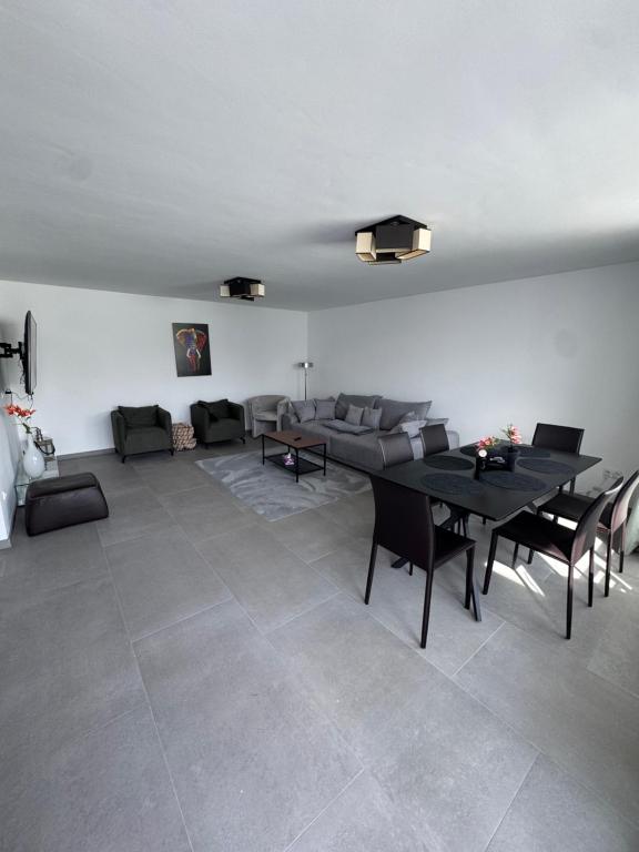 a living room with a table and a couch at UZ Villa 11 - Modern Living Laatzen in Hannover