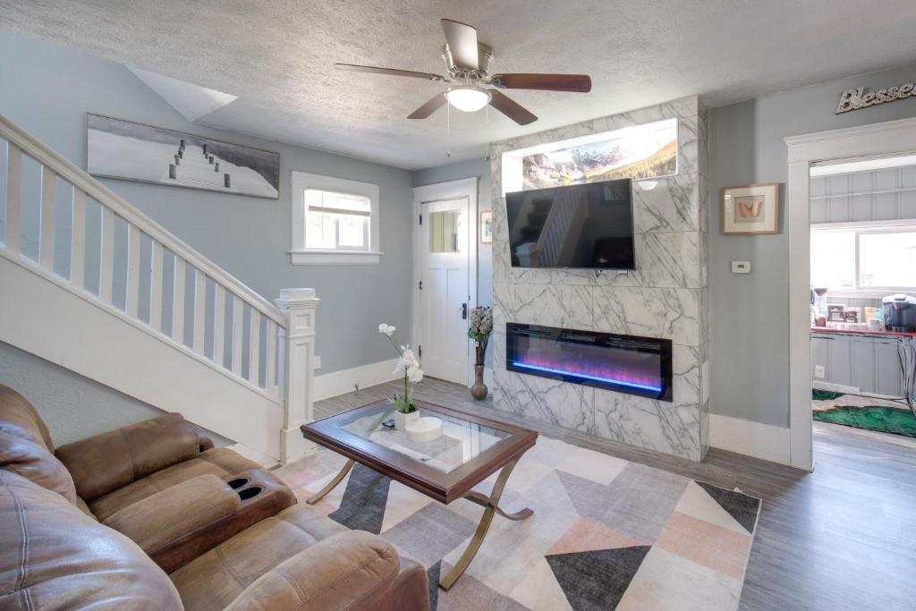 Un televizor și/sau centru de divertisment la Modern and Convenient! Group Stay in Highland Square