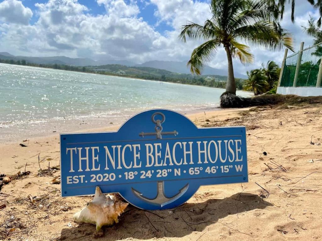 Un cartel de la casa de playa de Nike en una playa en Beachfront Spacious Home Private Luxury Pool, en Las Coles