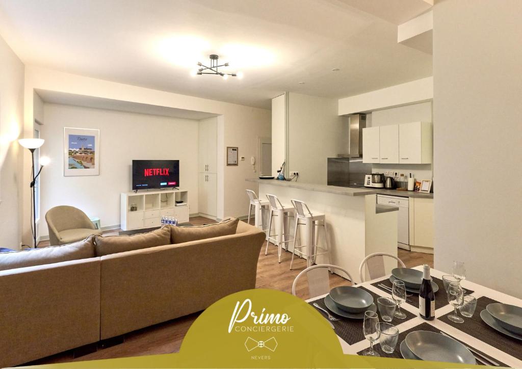 Kuchyň nebo kuchyňský kout v ubytování "La Revenderie", appartement calme sur cour privative, hyper centre de Nevers by PRMO C0NCIERGERIE