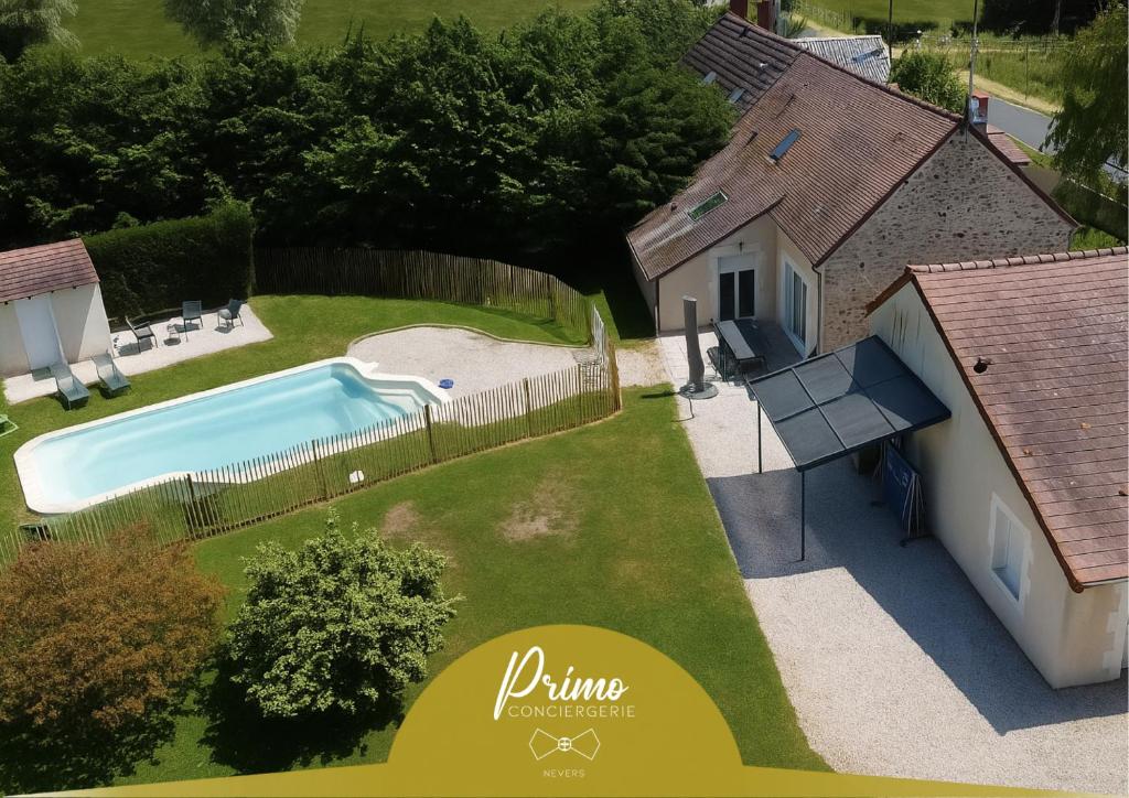 Bazén v ubytování "Villa du Circuit" avec Piscine, 4 Chambres, 4 SDB, à 8 min du circuit, parking et portail électrique nebo v jeho okolí