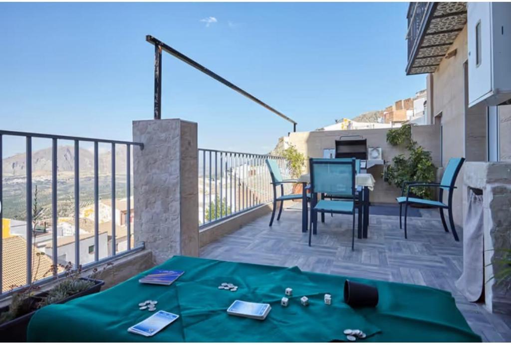 Un patio con una mesa y sillas en un balcón. en Casa Rural Lunares y Salinera, en Albanchez de Úbeda