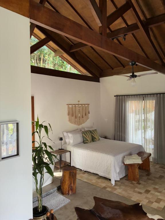 a bedroom with a bed and a wooden ceiling at Chalé Au Clair de Lune Terê in Teresópolis