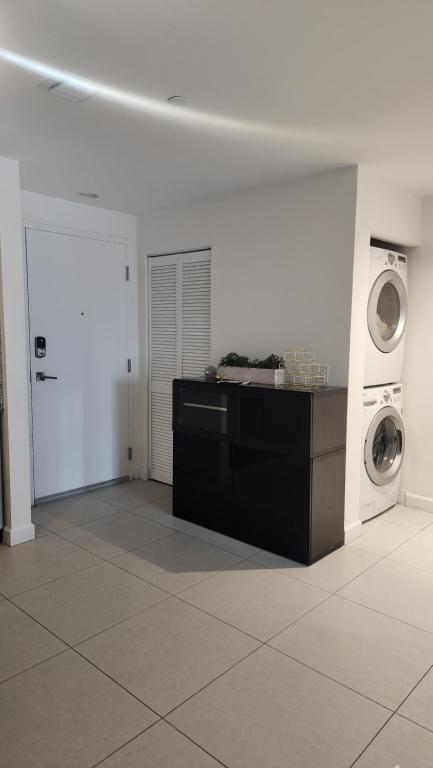 a white room with a washer and dryer in it at acogedor apartamento en centro in Miami