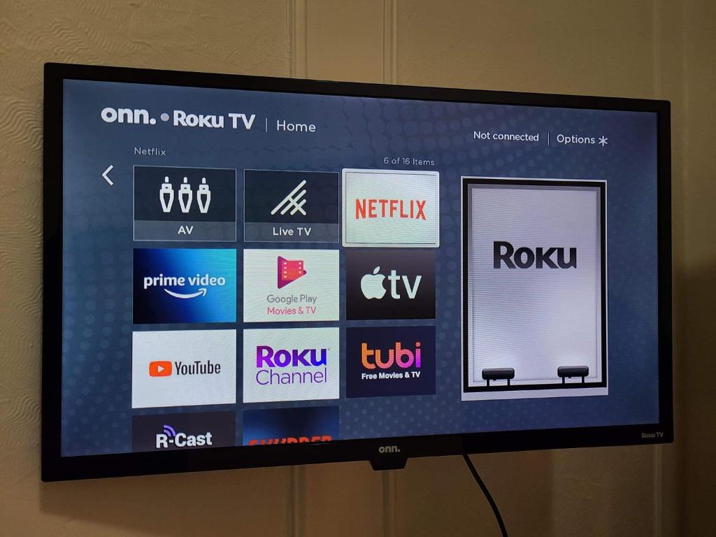 TV a/nebo společenská místnost v ubytování FULL KITCHEN 12min from DTOWN Room B