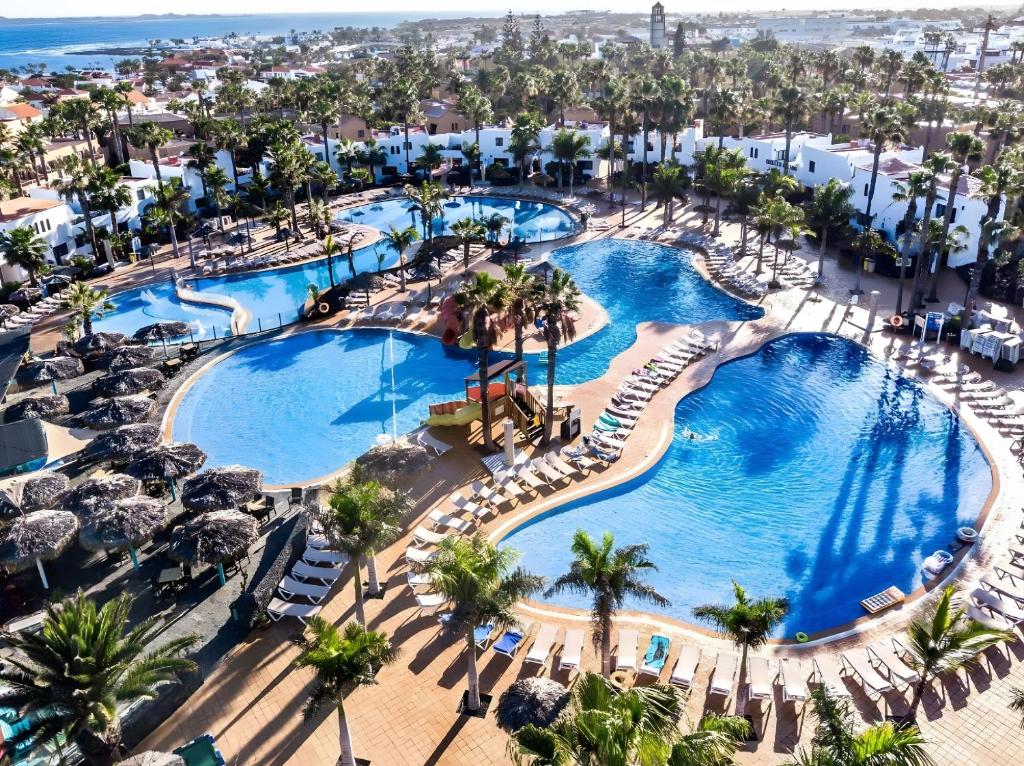 una vista aerea delle piscine del resort di Coral Bliss a Corralejo