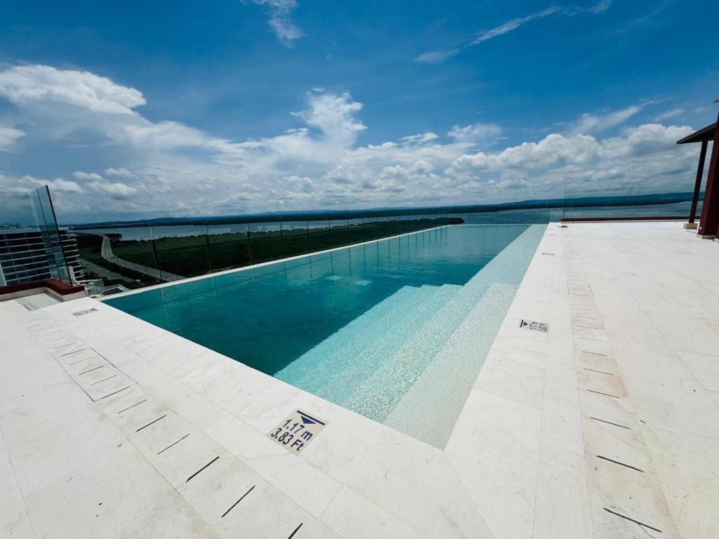 ein Swimmingpool mit Blick auf das Wasser in der Unterkunft Faranda Collection Cartagena, a member of Radisson Individuals in Cartagena de Indias