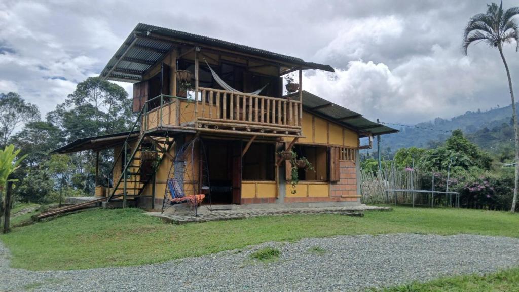a small house with a porch and a balcony at Agüita con Limón Natural Health in Córdoba