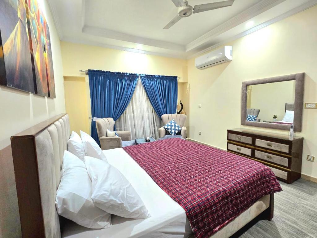Ένα ή περισσότερα κρεβάτια σε δωμάτιο στο Serenity 3-Bedrooms Upper Portion In Bahria Town