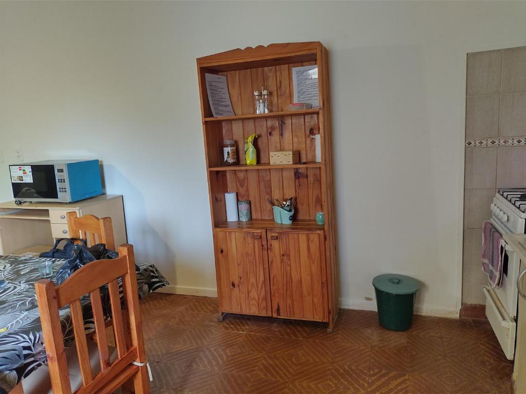 Habitación con estantería junto a la cama en Silvia, en Marcos Juárez