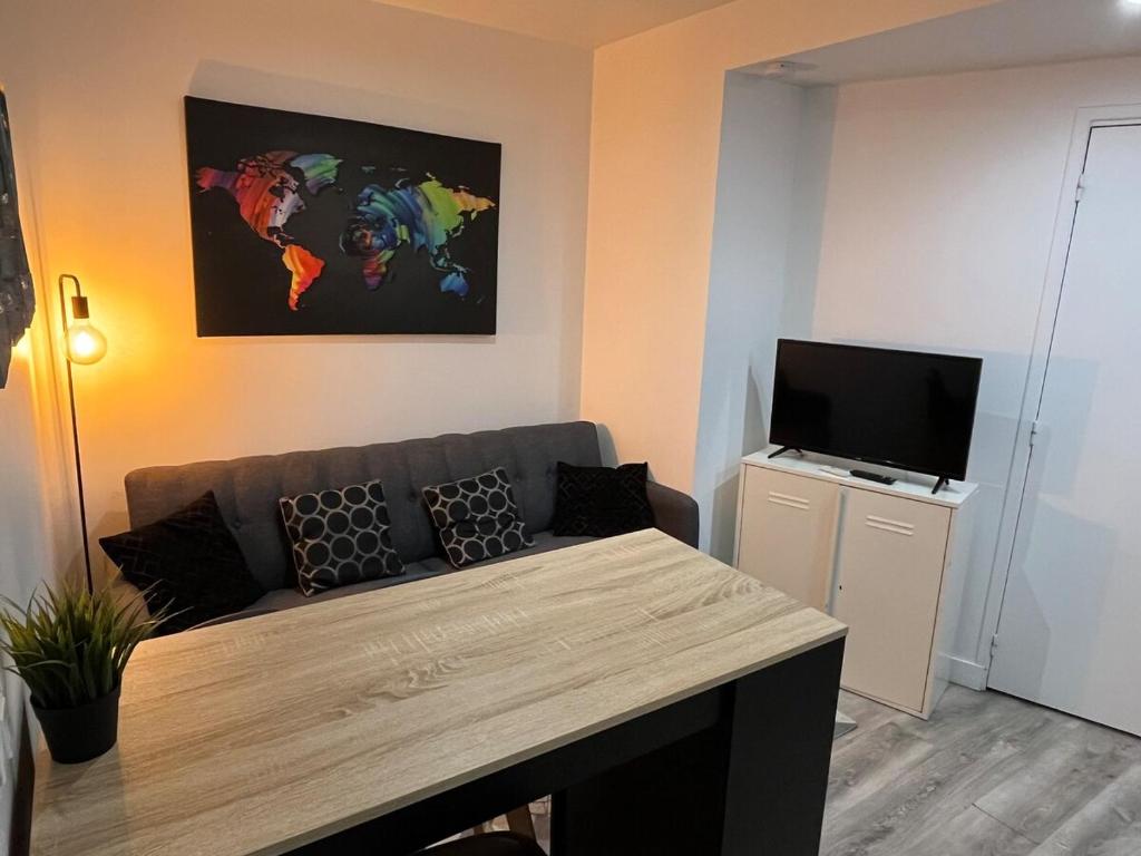 Et tv og/eller underholdning på L'escale, proche Bordeaux, parking gratuit