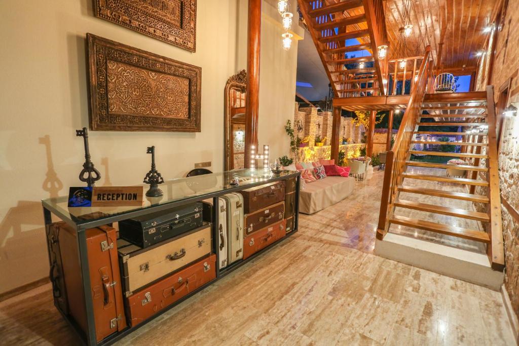 uma cozinha com armários de madeira e uma escada num quarto em Char Me Hotel em Antália
