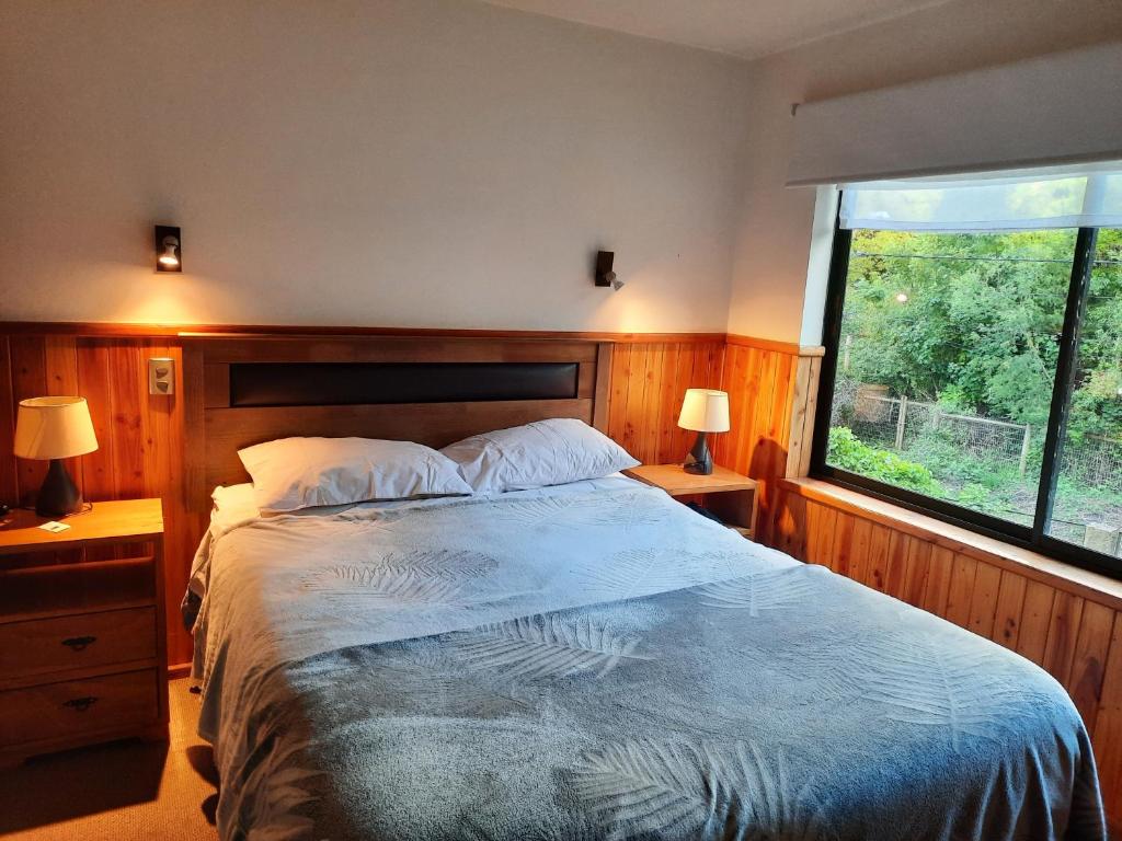 Giường trong phòng chung tại Departamento en Pucón