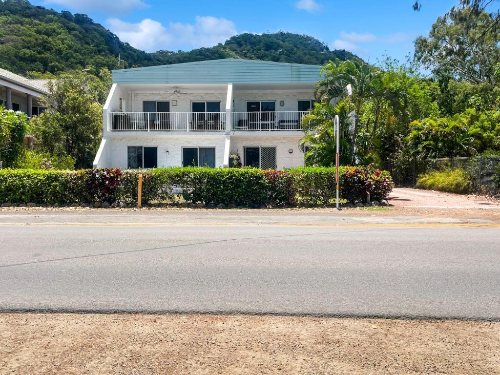 an empty street in front of a white house at Arcadia Beach Unit 4 in Arcadia