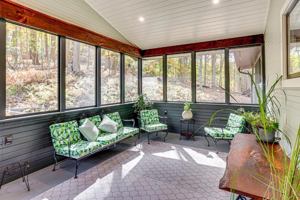 Posezení v ubytování Serene Getaway with Trail Access in Chester Springs