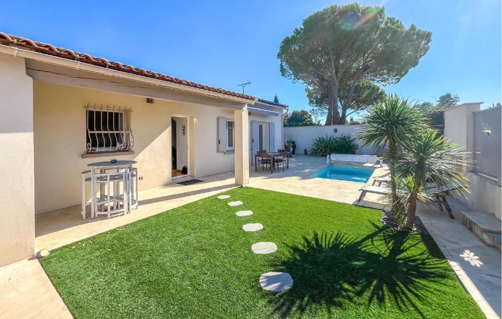 a small backyard with a small yard with a small yard at Nice Home In Cabannes in Cabannes