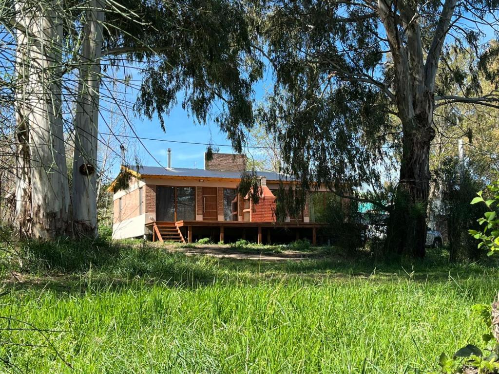 シエラ・デ・ラ・ベンターナにあるVillage De Las Sierrasの畑中の古家