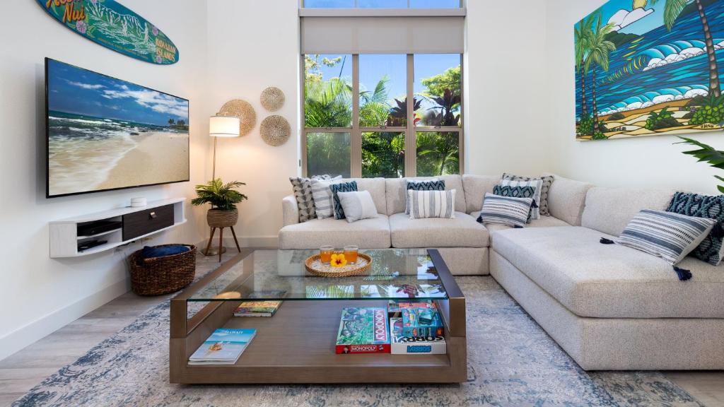 Una sala de estar con un sofá y una mesa de café. en Makai Living Fresh 2BR Fairways Home Near Rec Center, en Waikoloa